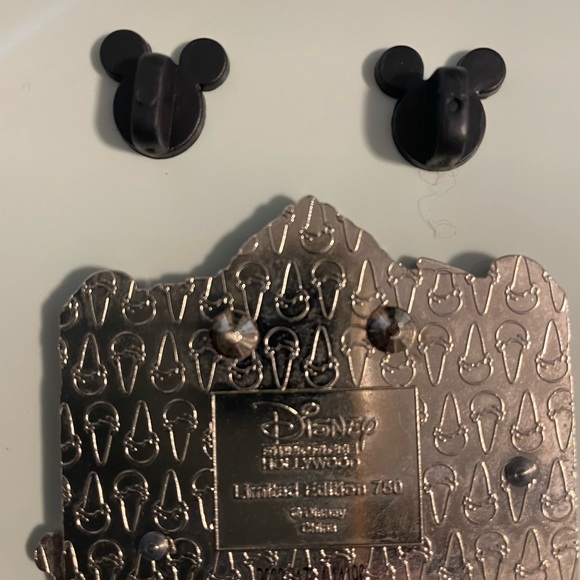 Disney Frozen Marques Pin - Picture 2 of 2